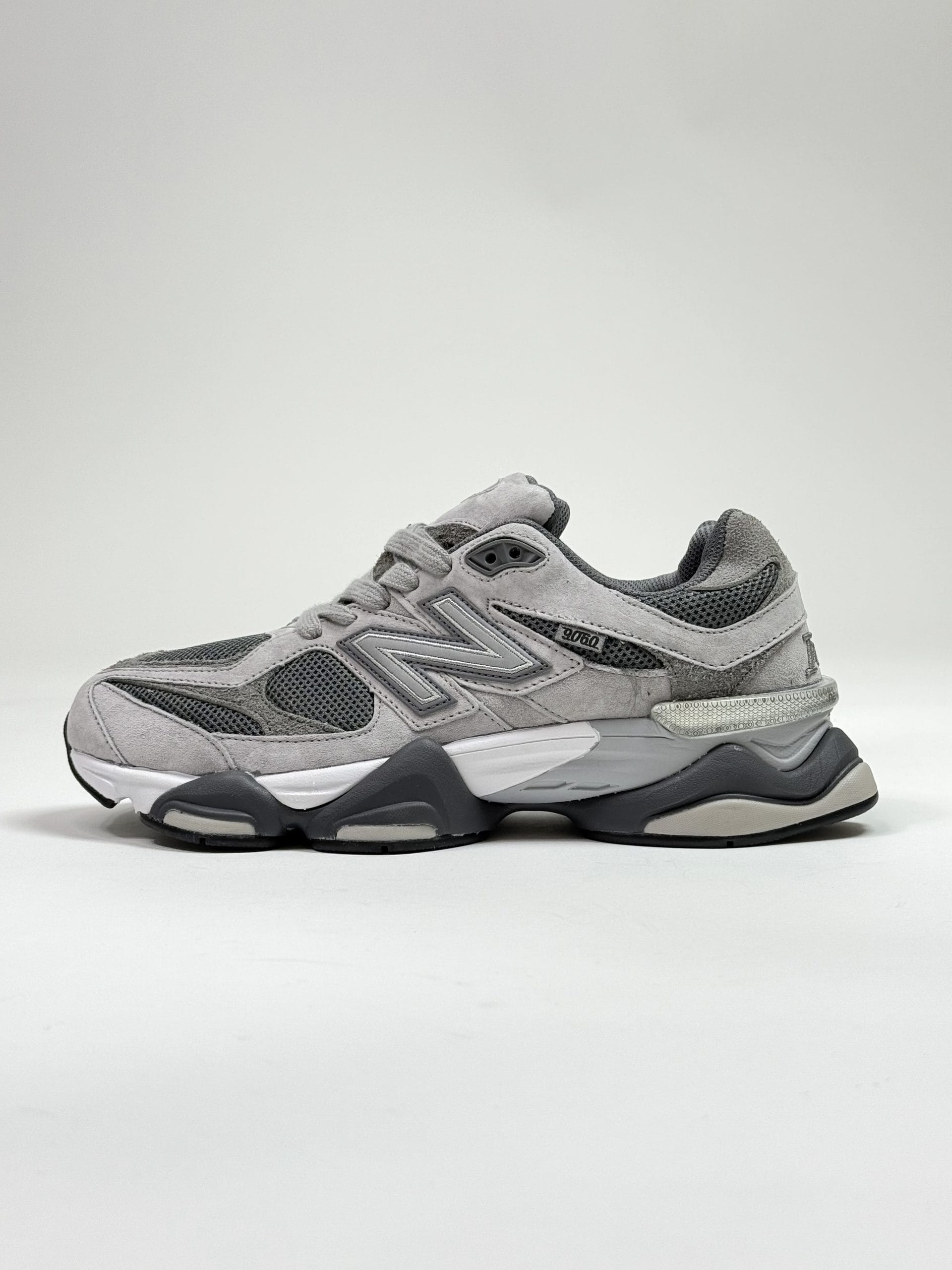کفش نیوبالانس ۹۰۶۰ خاکستری